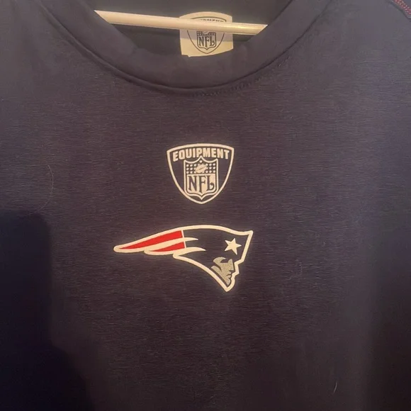 New England Patriots lightweight, long sleeve shirt. - Picture 2 of 5